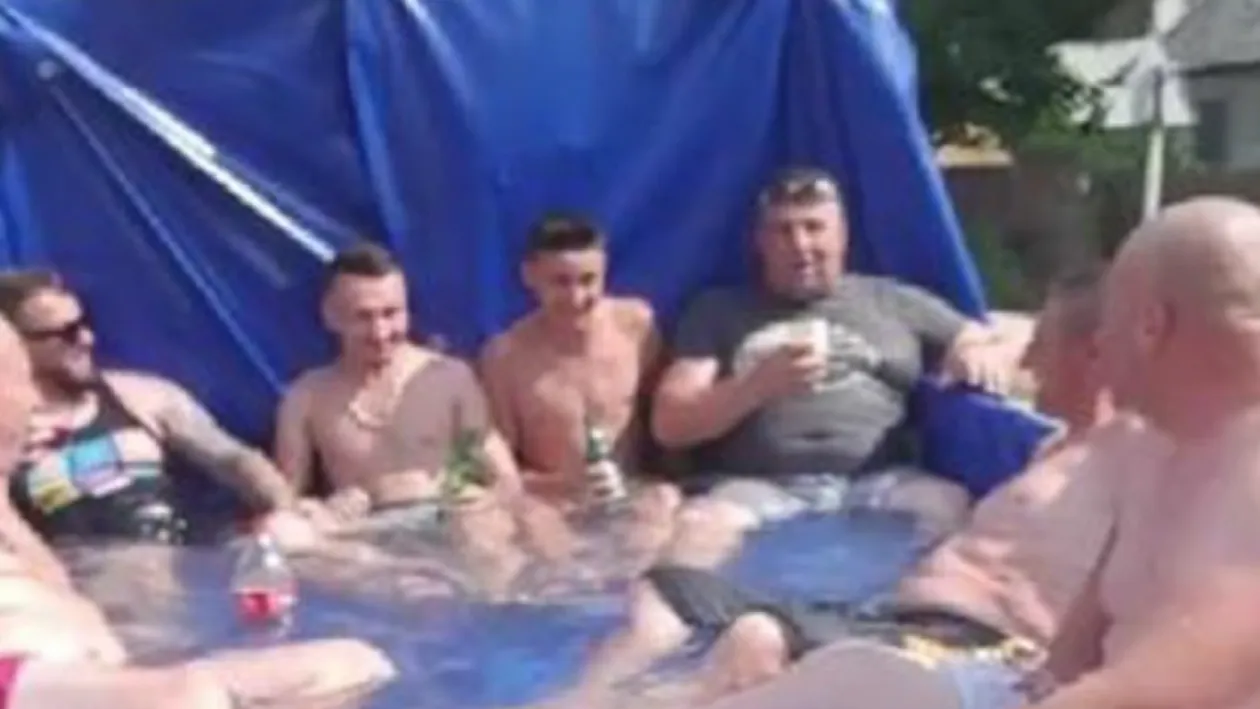 Ce au păţit mai mulţi tineri din Bogaţi, judeţul Argeş, după ce s-au plimbat în bena unei maşini, plină cu apă? Imaginile au devenit virale