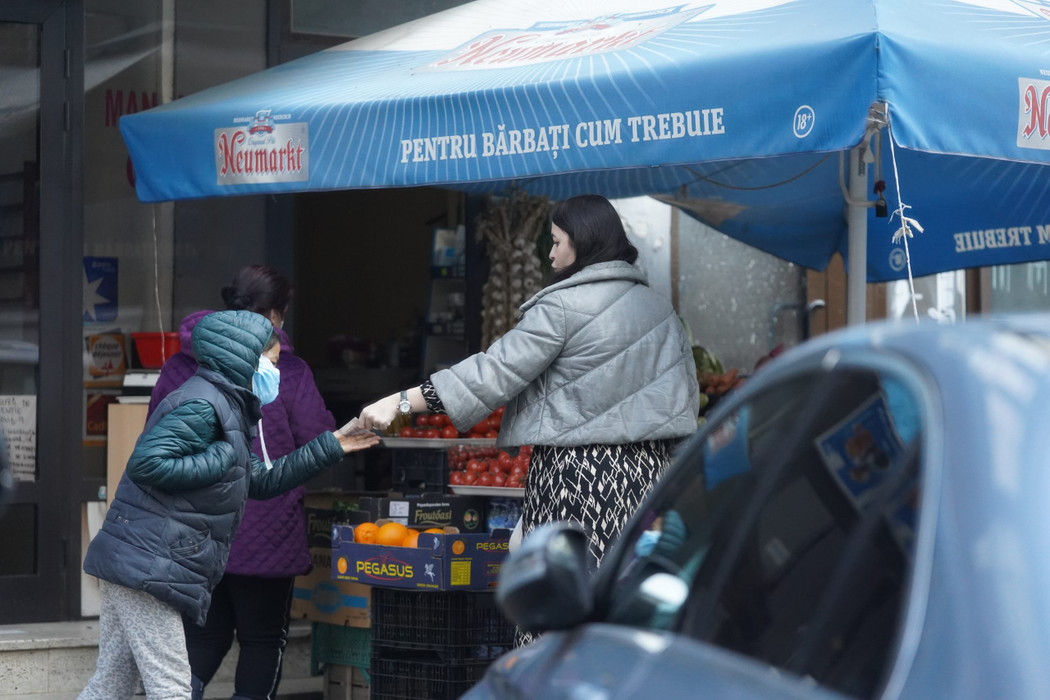 O cerșetoare îi cere bani Amaliei Năstase (Foto: CANCAN.RO)