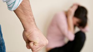 Scene uluitoare în Bacău! Un bărbat gelos și-a bătut cu bestialitate nevasta, apoi a amenințat-o cu un cuțit