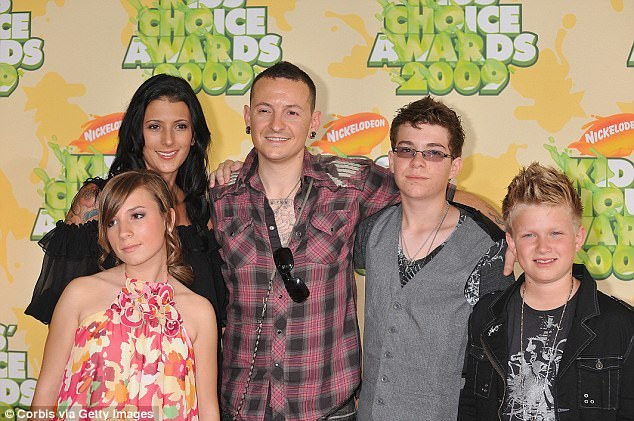 Chester Bennington alături de copiii săi