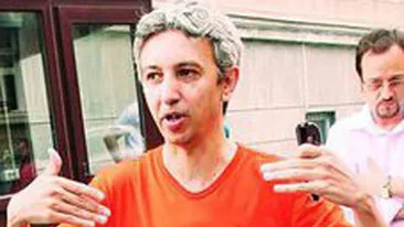 Mircea Badea: Are Rolls si elicopter, dar a pozat in victima cu tricou de bogdaproste!