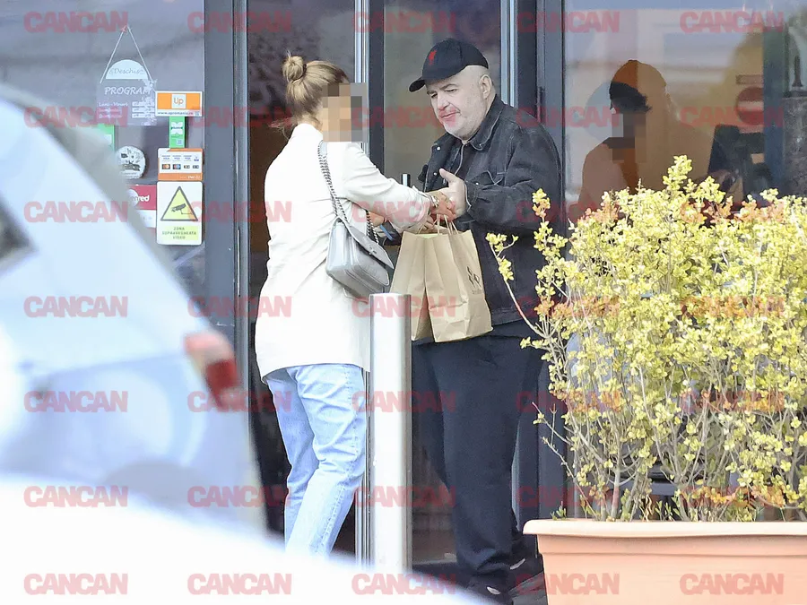 Florin Călinescu, ajutat de o domnișoară blondă