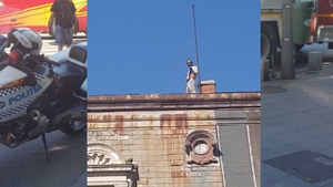 Un bărbat se află pe acoperișul fostului Casino Victoria și amenință că se sinucide