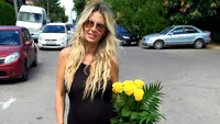 ANDREEA BĂNICĂ s-a dezbrăcat şi a vrut să arate burtica de gravidă fanilor, dar sânii i s–au văzut în toată splendorea lor! Uite ce dotată e cântăreaţa