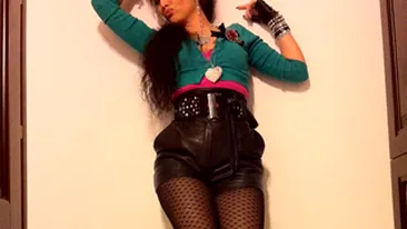 Doinita Oancea a petrecut in stilul anilor '80! Vezi cat de sexy e actrita!