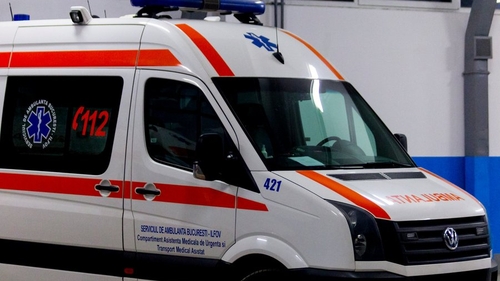 O ambulanță SMURD s-a răsturnat în Capitală. Membrii echipajului au fost transportați la spital