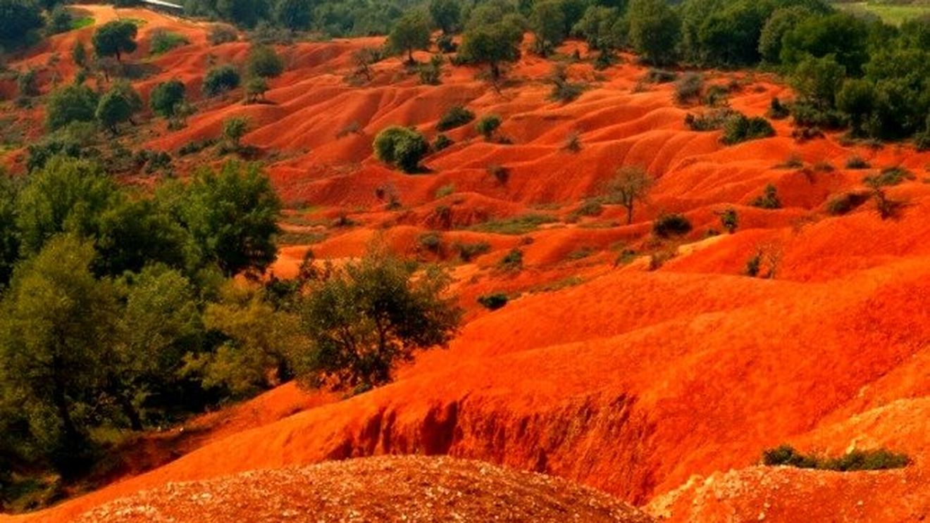 Paradisul secret din Grecia în care peisajele par desprinse de pe planeta Marte. Galerie Foto