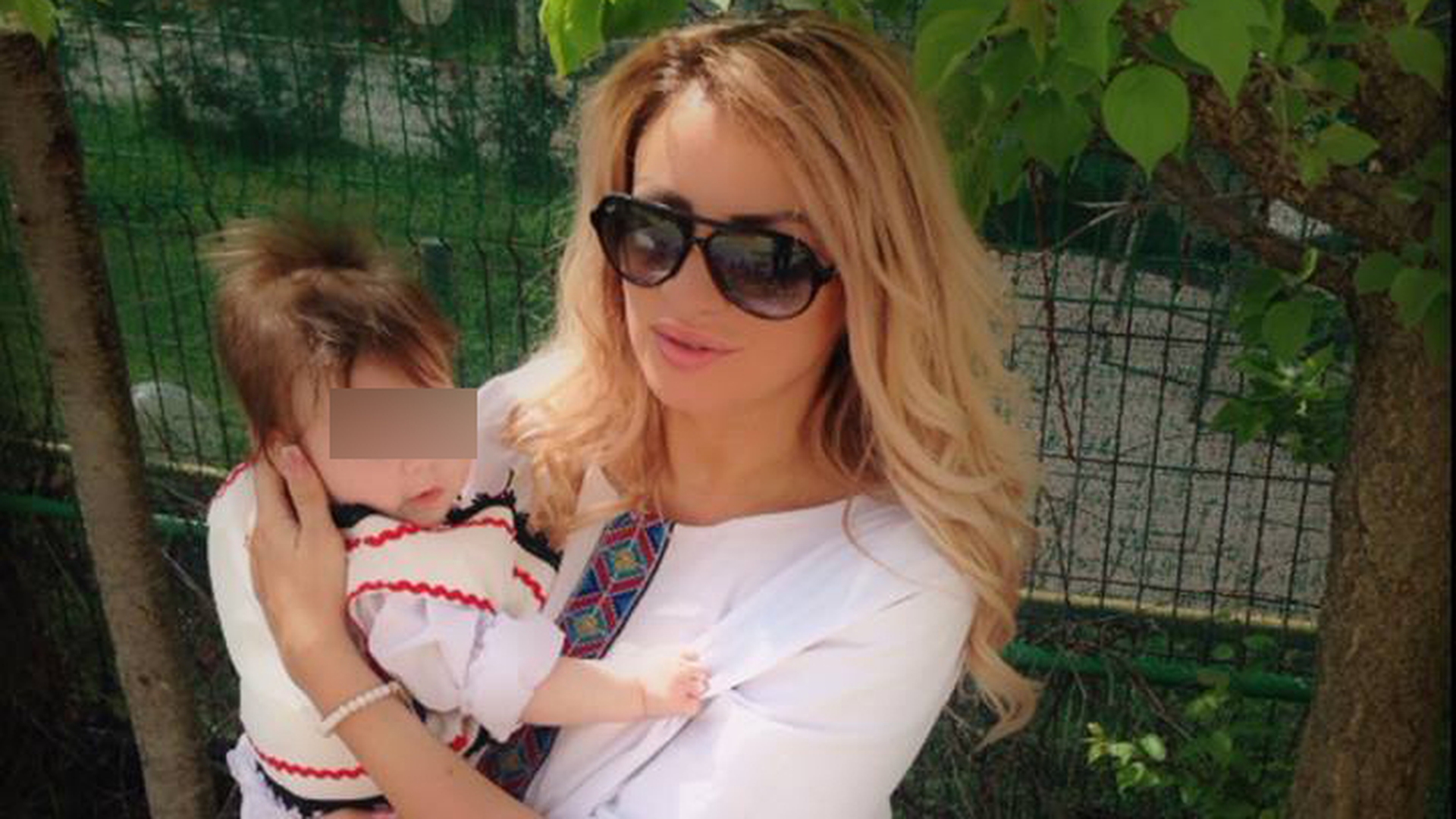 SÂNZIANA BURUIANĂ, apariţie sexy! Ce rochie a purtat la botezul fiicei sale