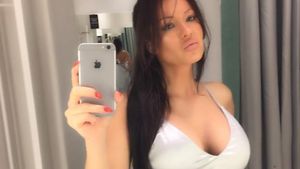 Simona Sensual, la proba costumului de baie! Cum arată şatena după ce s-a retras din lumina reflectoarelor