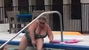 O femeie a fost filmată în timp ce se epila într-o piscină plină ochi cu copii