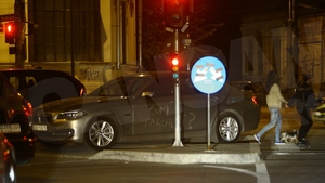 I-a stat inima cand a vazut ce i-au scris pe masina! Un sofer din Bucuresti, PEDEPSIT de un trecator pentru ca a parcat pe scuar