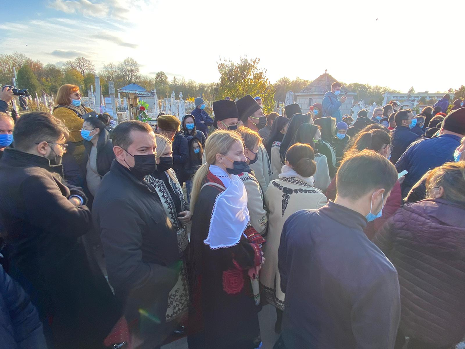 Primele imagini de la înmormântarea lui Petrică Mâțu Stoian. Flori, lacrimi, muzică și aplauze pentru regretatul interpret