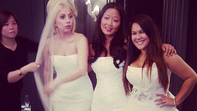 Lady GaGa, asa cum nu te asteptai s-o vezi prea curand: in rochie de mireasa! Se face fata de casa?