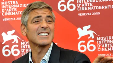 VIDEO George Clooney a fost scuipat de o batrana in Sudan!