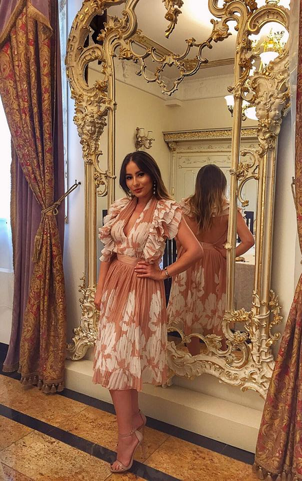 Ana și mama ei au lăsat casele de modă de la Paris pentru hainele oșenești