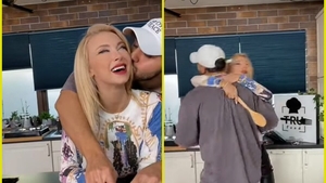 Sărut și îmbrățișări pasionale între Andreea Bălan și un tânăr „viral” pe internet. Cei doi colaborează profesional