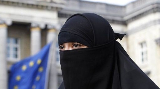 Ea este cea care a fost arestată în Arabia Saudită fiindcă a pozat pe stradă fără văl, sub formă de protest! Cum arată tânăra ce riscă să fie biciuită în public