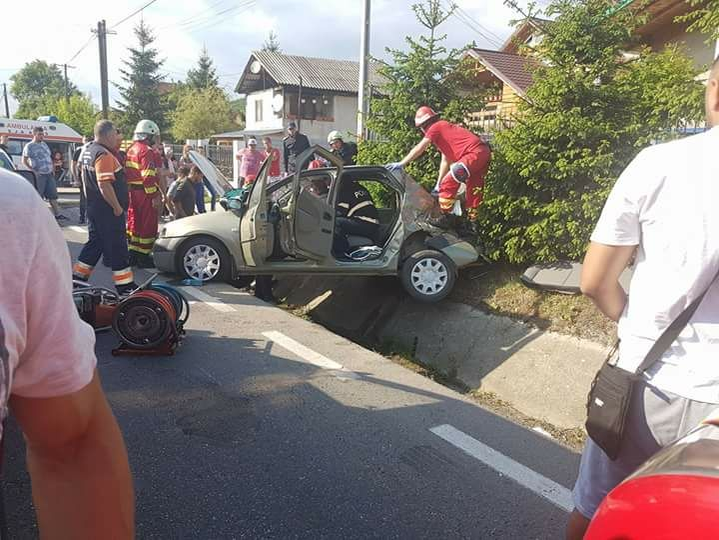 Autocar cu 30 de pasageri, implicat într-un accident în Argeş