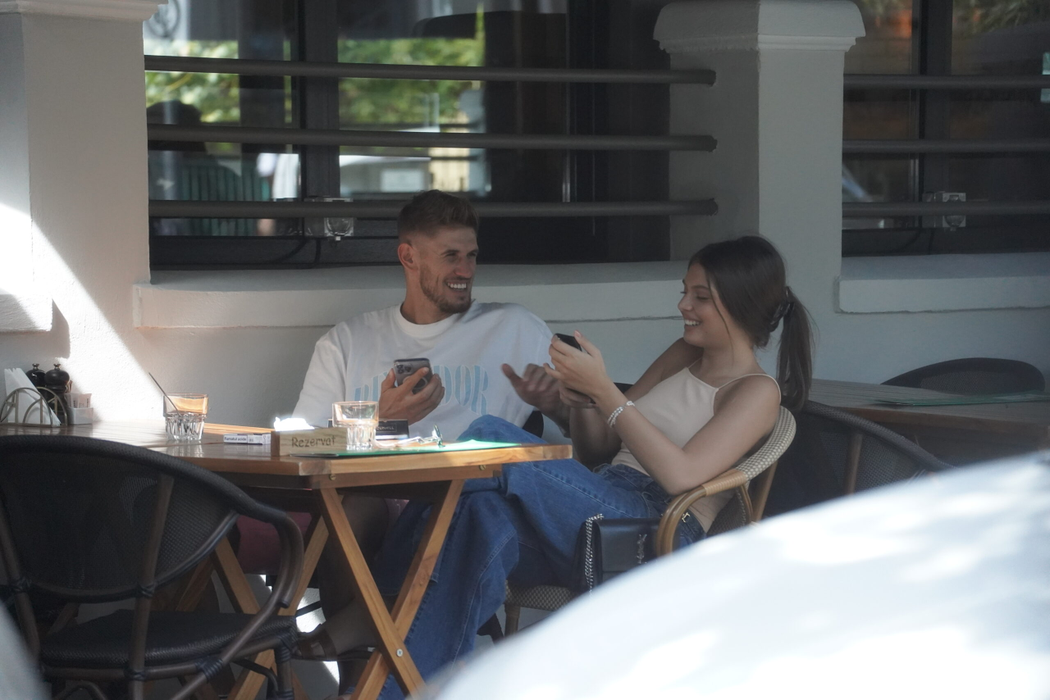 Alex Delea și Elena Chiriac se amuză copios / (Sursa: CANCAN.RO)