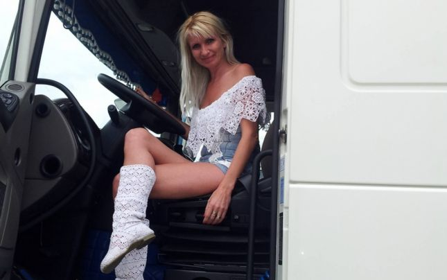 Sexy-românca șofer de TIR în Spania. Ce îi transmit colegii Crinei prin stație când o văd