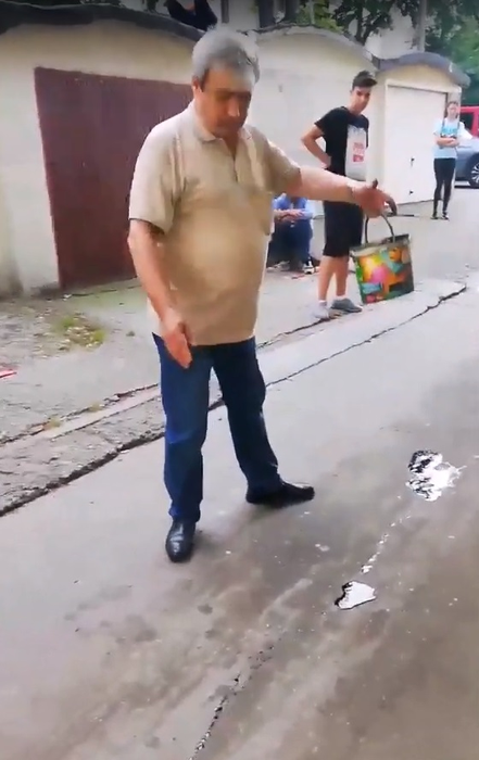 Așa ceva nu s-a mai văzut! Cum s-a răzbunat un pensionar din Bacău pe copiii gălăgioși din spatele blocului