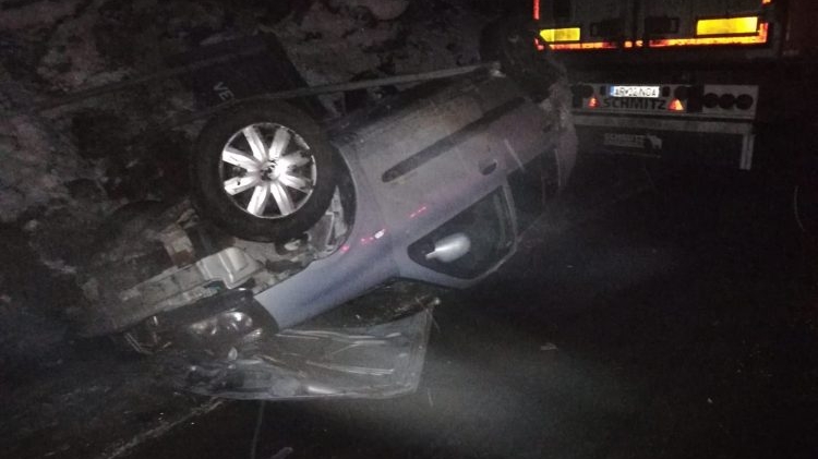 Accident teribil în Sibiu între 2 TIR-uri şi 2 mașini. Doi oameni au fost răniţi, iar traficul e blocat
