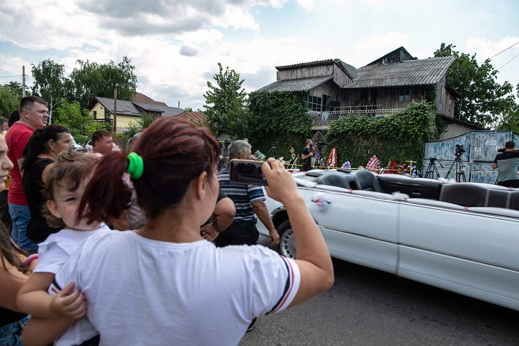 Casa lui Gheorghe Dincă a ajuns obiectiv turistic macabru. Ce se întâmplă, în fiecare zi, la locuința criminalului