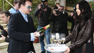 Bono i-a cinstit cu sampanie pe fotografi