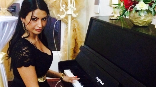 O mai stiti pe Simona, fiica de preot care canta manele! Vezi ce face si cum mai arata acum