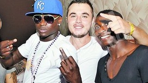 N'Doye, show cu baieti si apa plata