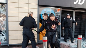 Batai si jafuri la periferia Londrei! Sute de oameni au iesit in strada