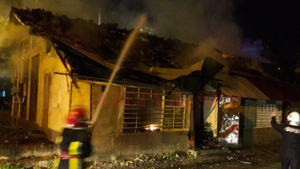 Incendiu la o hală din Craiova! Au intervenit cinci autospeciale