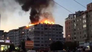 Incendiu într-un bloc din București. O persoană a fost găsită decedată