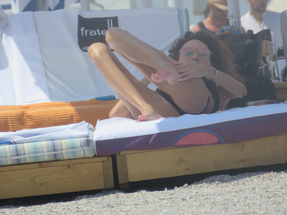 Alice Constantinică, la plajă în poziții demne de filmele pentru adulți