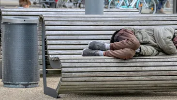 Cum au reacţionat voluntarii după ce un om al străzii din Bucureşti a venit să doneze pentru refugiaţii din Ucraina