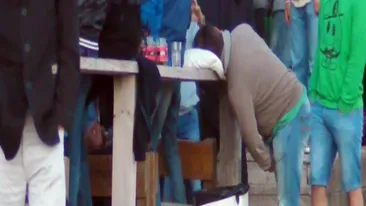 Cu alcool destul la bord, poti sfida chiar si gravitatia! Uite in ce hal a ajuns sa “atarne” un pusti, in Vama Veche!