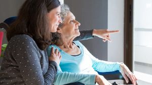 O moldoveancă s-a angajat badantă în casa unei pensionare de 85 de ani. Într-o zi, a lăsat-o singură pe bătrână și s-a dus la shopping. Ce a găsit după 3 ore, când s-a întors