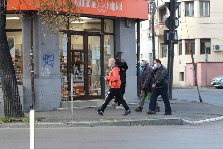 Pe stradă, “Vulpoiul” Costi Ioniță  își poartă masca “la derută”