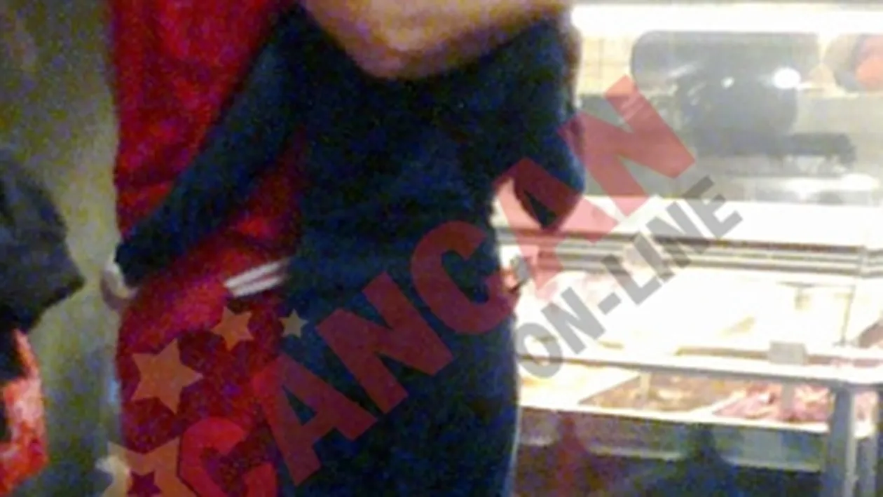 Anda Adam merge cu gluga pe cap prin mall