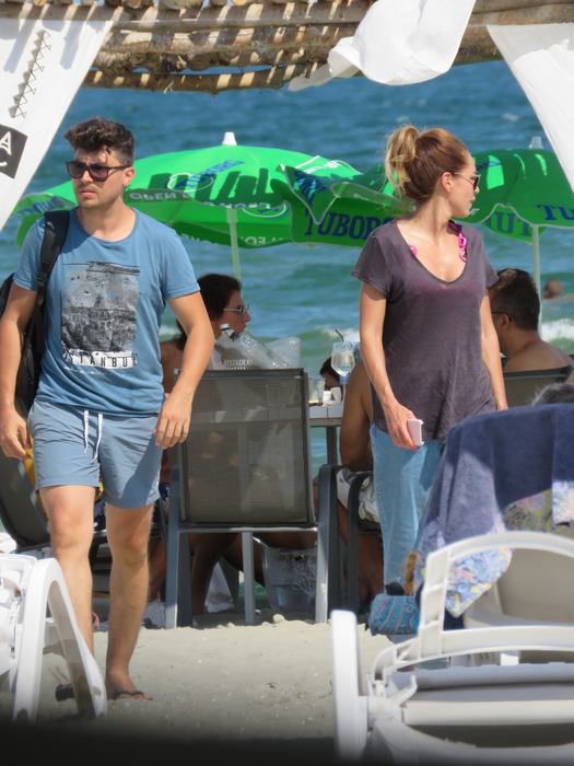 Cei doi se retrag de pe plaja din Mamaia