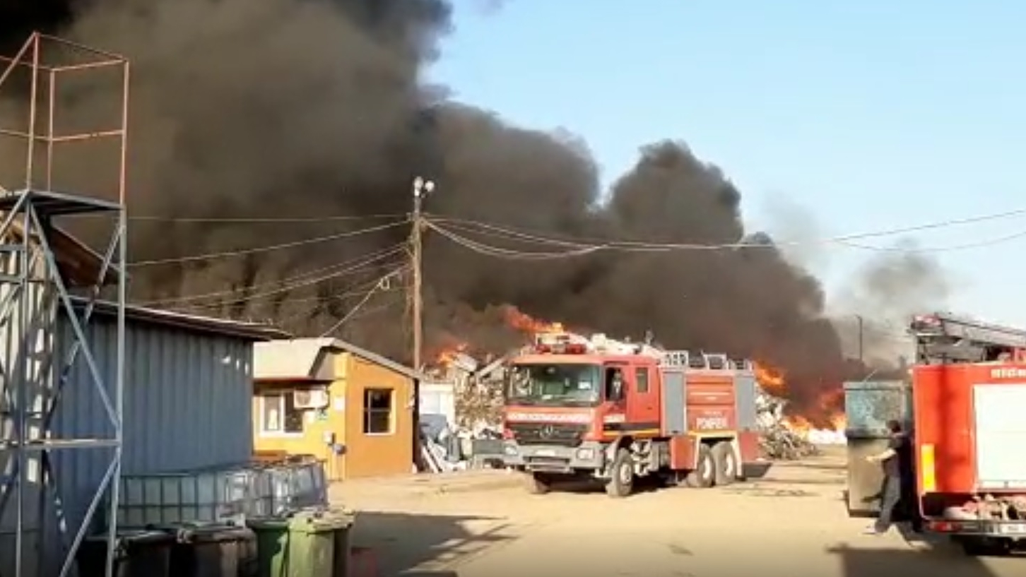 Incendiu puternic la un depozit de materiale reciclabile, la ieșirea din Buzău. Locuitorii, avertizați prin RO-ALERT