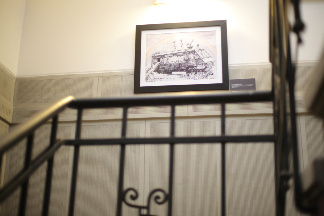 „The Art of Banksy”. Banksy, celebrul ”artist graffiti”, expoziție de senzație în Arcul de Triumf