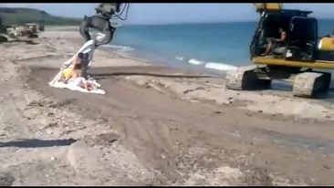 Video AMETIOR! Santieristii astia se distreaza cu excavatorul pe plaja din Mamaia - Uite cum si-au improvizat o banana cu care sa se distreze - Da-le Like sa-i facem eroi pe Facebook