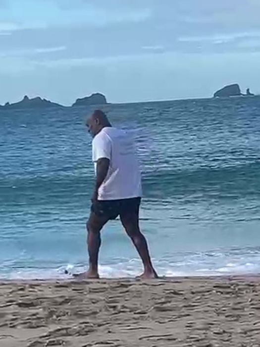 Mike Tyson pășește pe buza plajei (Foto: CANCAN.RO)
