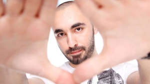 Cum arata viata lui Cabron dupa ce toata lumea a aflat ca se saruta cu blondele prin cluburi! Vezi in preajma cui sta acum!