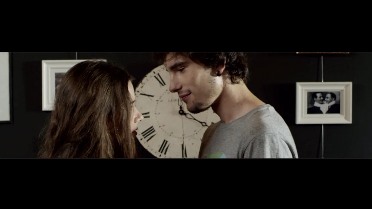 Hagi nu si-a mai vazut niciodata fiica ASA! Primele imagini cu Kira sarutandu-se cu un baiat, la mall! Vezi reactia tatalui