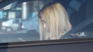 Sexoasa, dar periculoasa! Andreea Balan, kamikaze pe strazile din Bucuresti cu camasa descheiata!