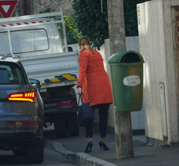 Christina Verchere ajunge acasă cu mașina condusă de șoferul personal (SURSA FOTO: CANCAN.RO)