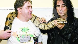 Alice Cooper s-a indragostit de Hug