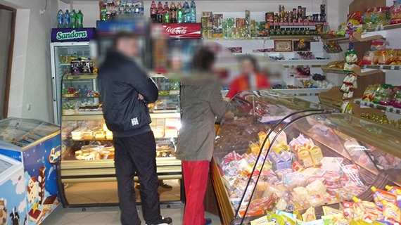 Dialog mega-amuzant într-o alimentară din Vaslui, între vânzătoare și o clientă româncă întoarsă din Italia: "50 de lei, fă! Că ești de la mine din sat"